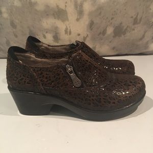 COMFORTABLE NATURALIZER SHOES SIZE 5